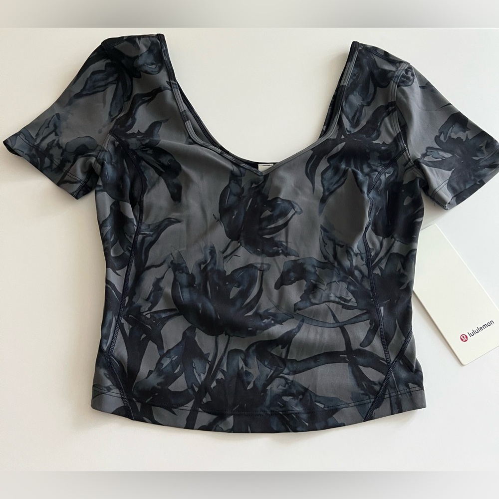 Lululemon Align T-shirt
Botanical Bloom Anchor Multi
Size 4